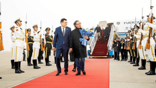 Petro arranca su visita a China centrada en el metro de Bogotá