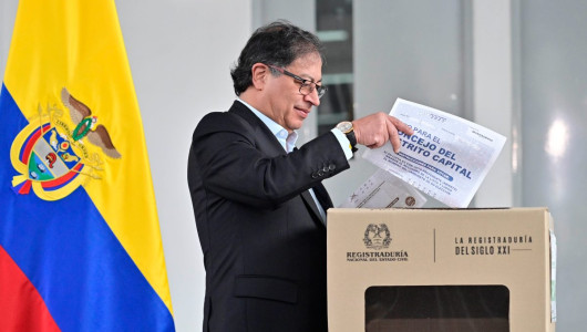 Abren los centros de votación en Colombia para elegir cargos locales y regionales