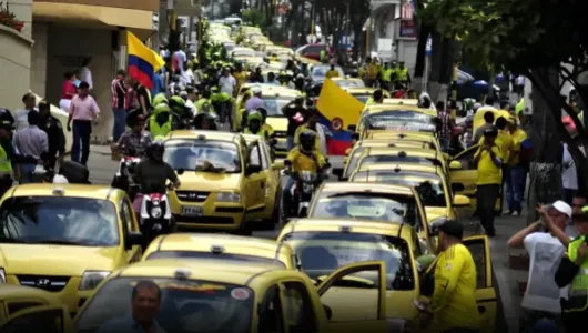 Taxistas protestan por la falta de apoyo del Gobierno y colapsan algunas zonas de Bogotá