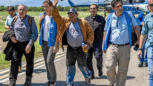El padre de Luis Díaz regresa a su casa aclamado por la gente de su pueblo