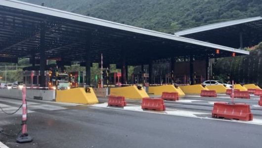 Atacan con explosivos dos peajes del centro del país 