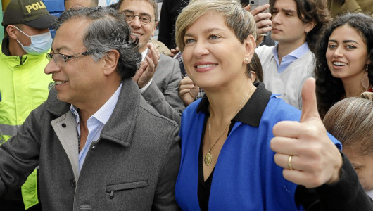 La primera dama Verónica Alcocer viaja en contravía del prometido cambio de Petro