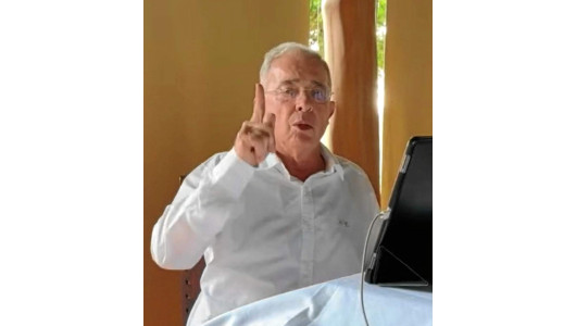 El expresidente Álvaro Uribe denuncia arreglos bajo la mesa en el juicio en su contra