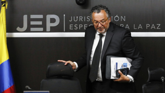 La JEP ratifica la imputación por esclavitud y secuestros al exsecretariado de las Farc