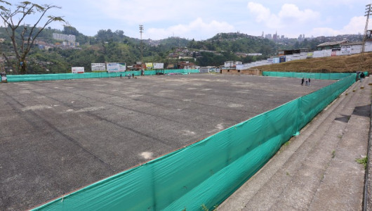 Le cambian la grama sintética al Polideportivo de Villamaría