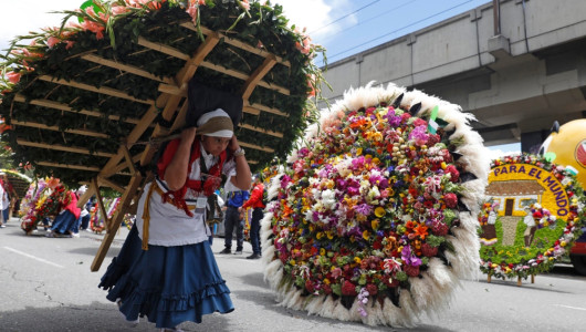 Medellín brilla con sus silleteros desfilando en colorido cierre de la Feria de las Flores