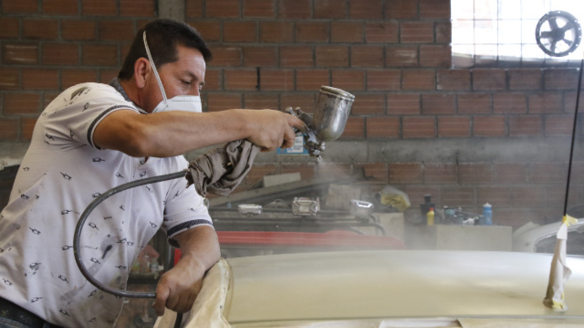 Después sacar los golpes, abolladuras o rayones se aplica una capa de masilla poliéster. Luego, se lija hasta que quede bien lis