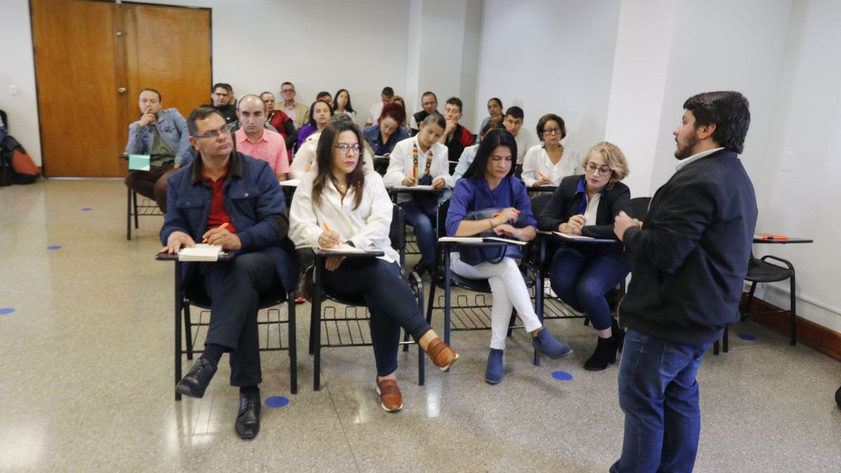 Los docentes en la Universidad Católica de Manizales durante la capacitación en pedagogía. 