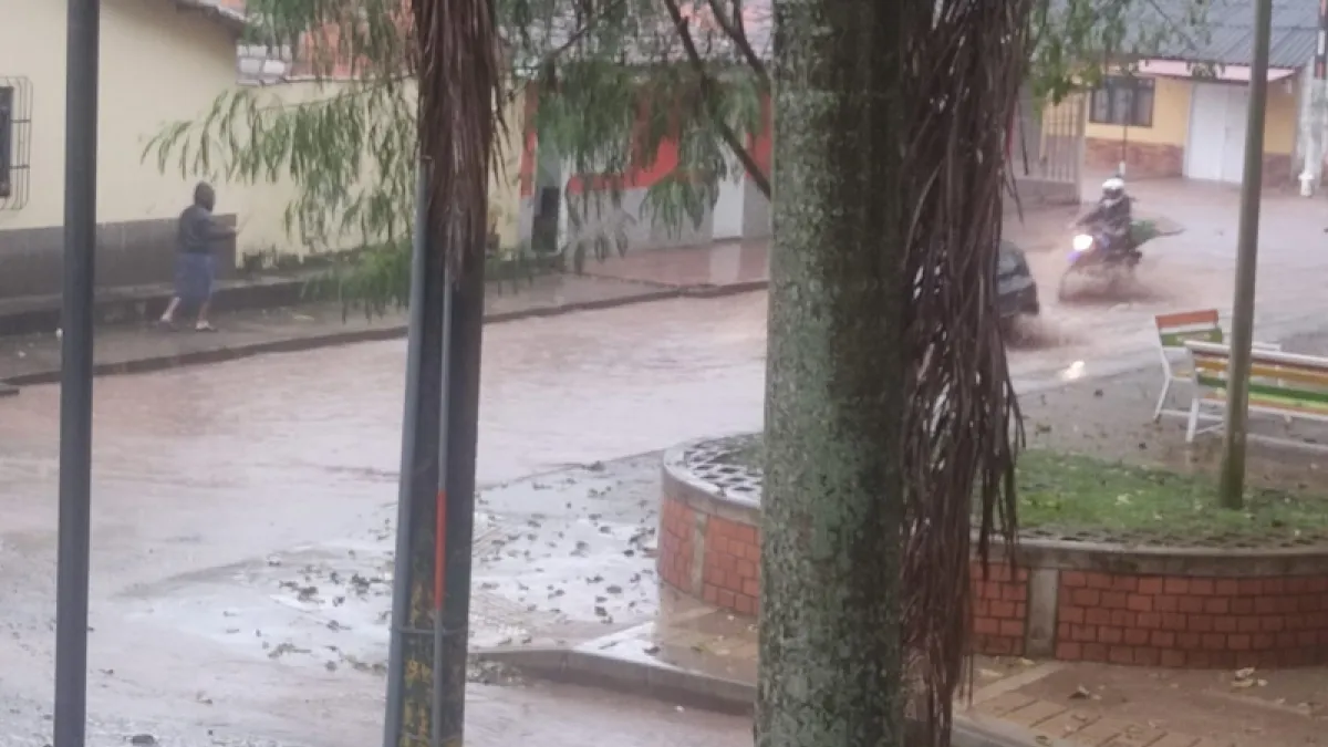 Así se ven las calles de Supía (Caldas) con las lluvias de este sábado. 