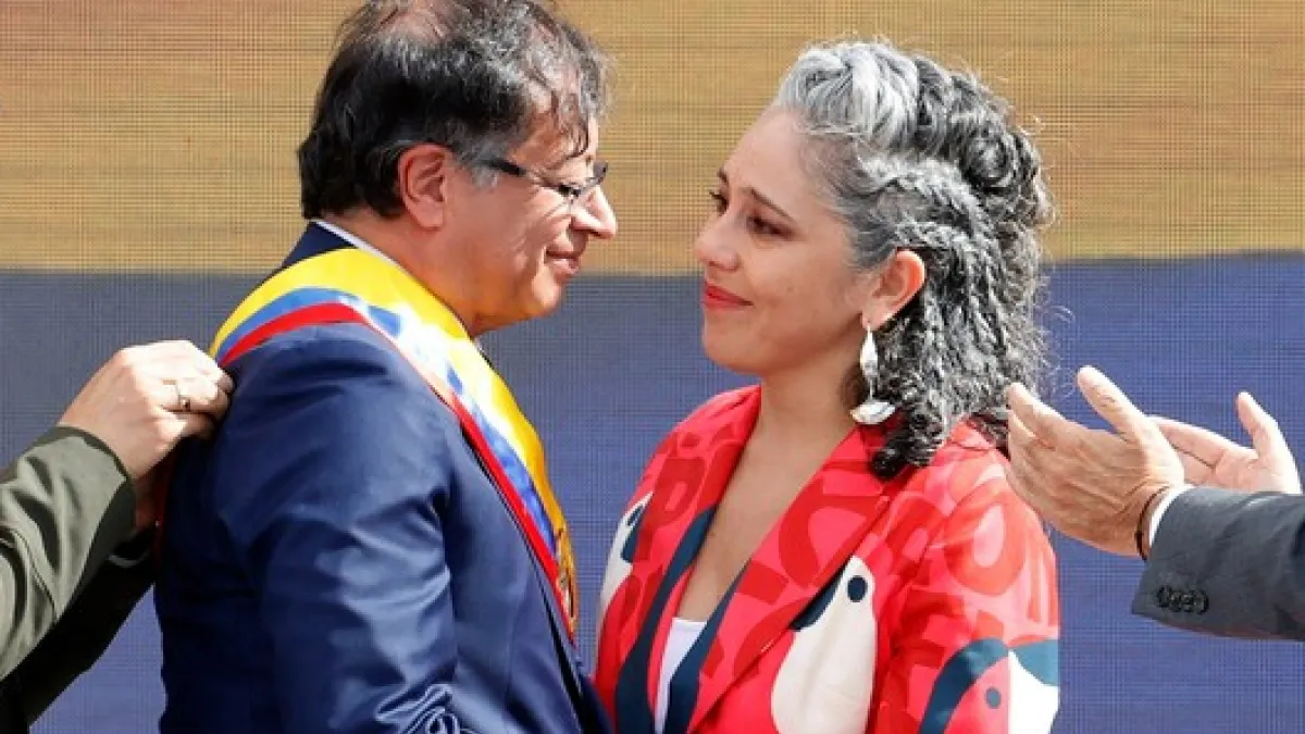 La congresista María José Pizarro le impuso la banda al presidente, Gustavo Petro, en su posesión. Ella está entre los políticos amenazados por el Clan del Golfo. 