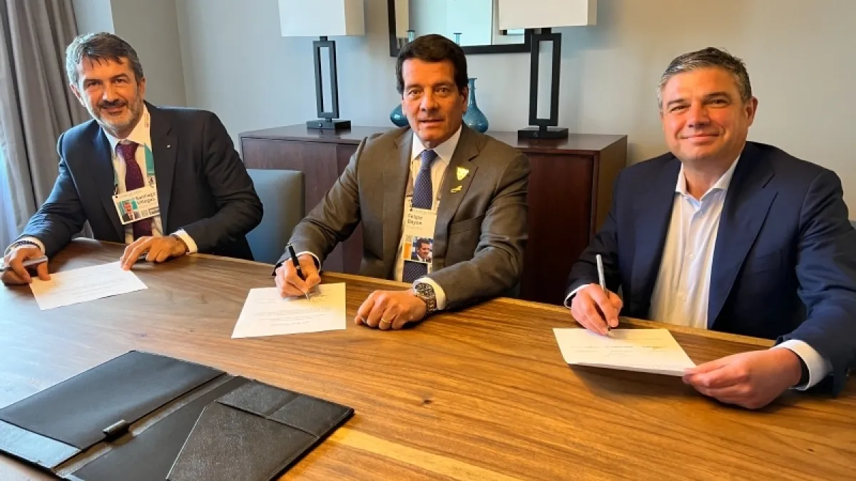 La firma del proyecto entre alas tres compañías. 