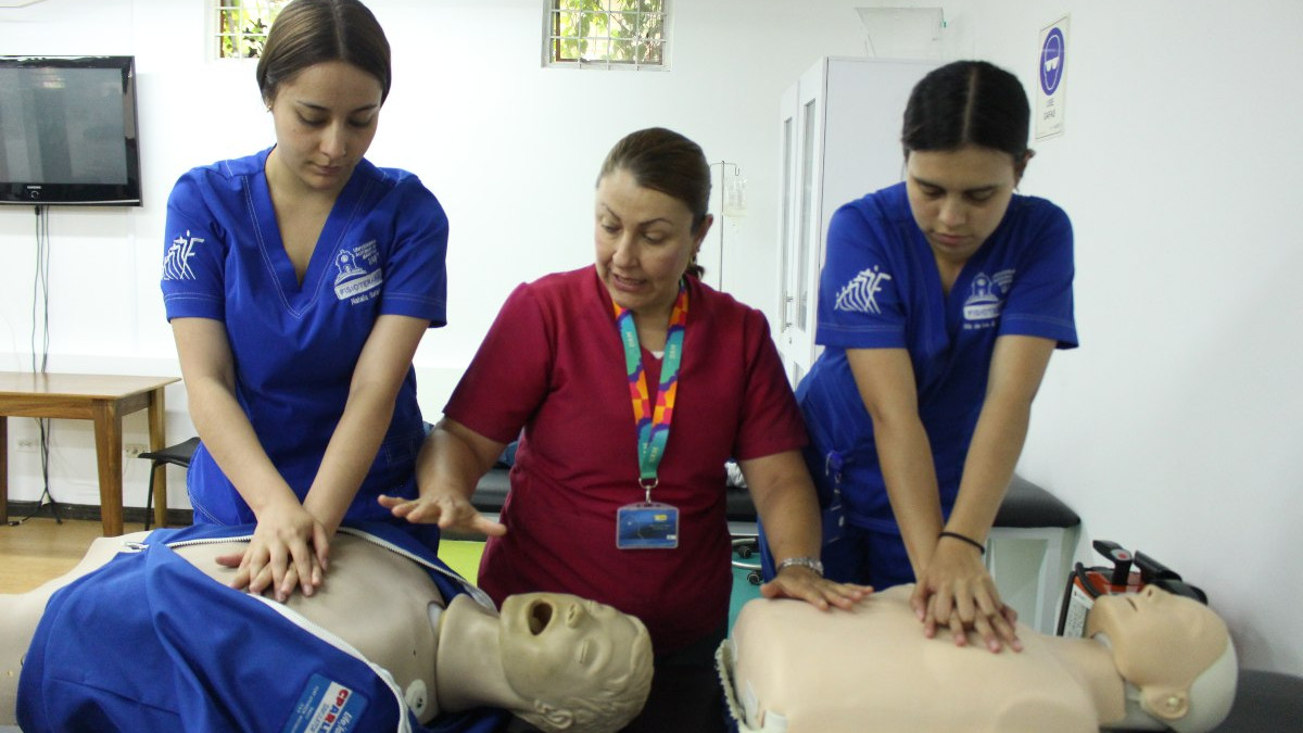 Alexandra López López, docente de Fisioterapia, imparte clases de reanimación a dos de sus estudiantes. Ellas hacen parte de uno de los 13 pregrados acreditados en alta calidad que tiene la Universidad Autónoma de Manizales.