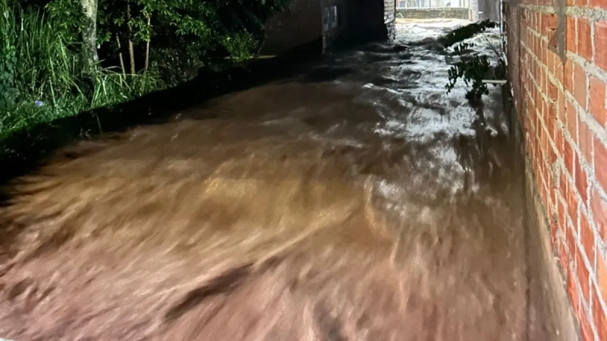 Así se vio Supía en la noche del miércoles luego del desbordamiento de la Quebrada Rapao.