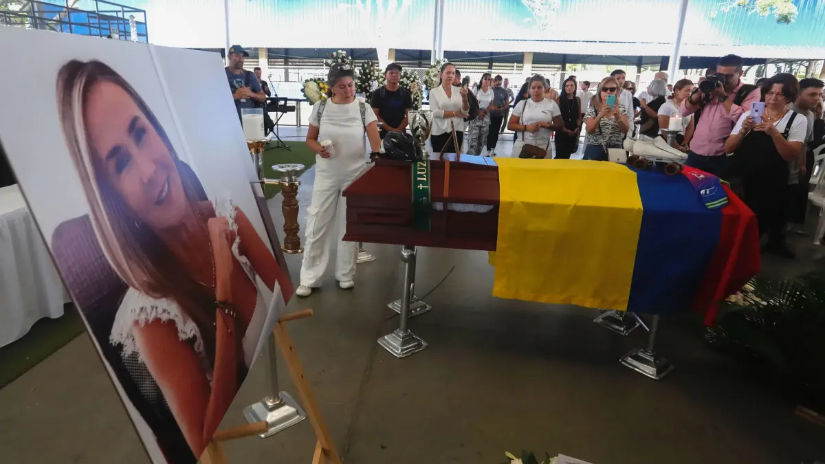 Familiares, amigos y colegas asisten hoy al velorio de la expatinadora colombiana Luz Mery Tristán, en Cali.