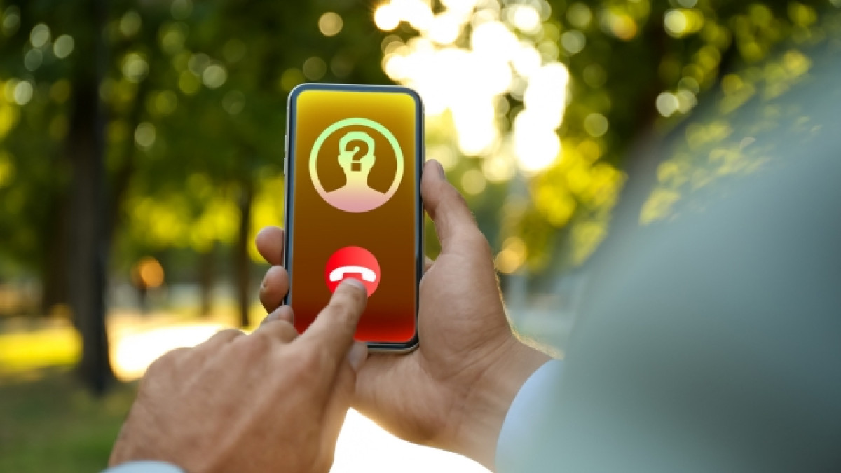 Persona cuelga una llamada desconocida de un celular.