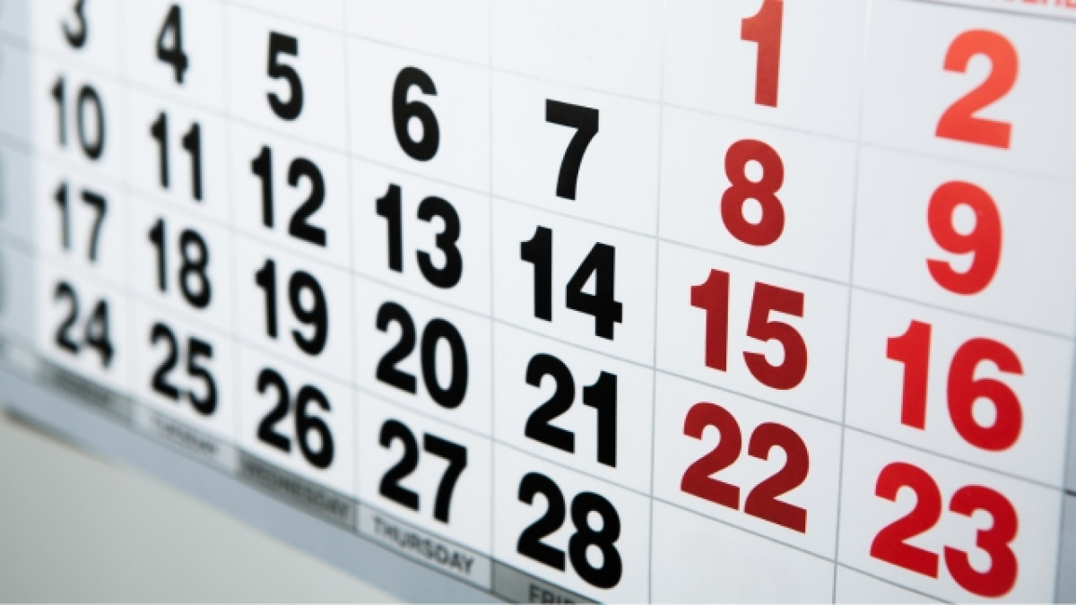 Calendario en blanco en el que los días de la semana están en negro y los del fin de semana en rojo.