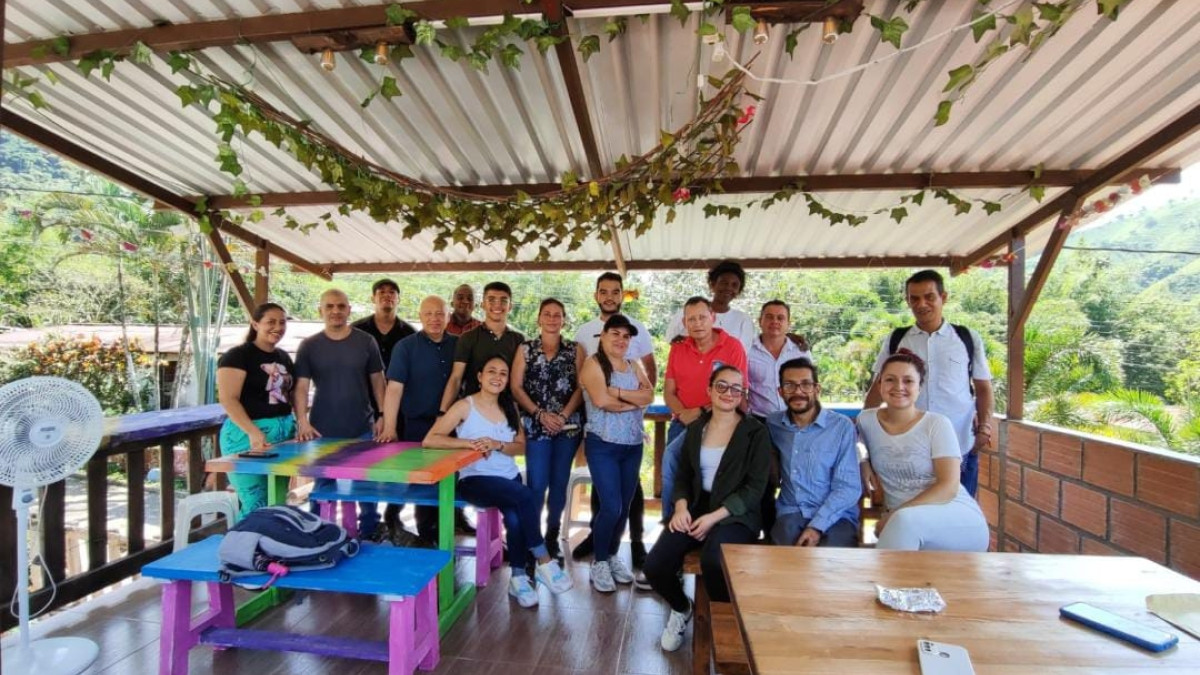 En colegios oficiales de Caldas continúa el movimiento con docentes. Unos entran y otros salen. La situación lleva a que instituciones estén sin profesores, a la espera de nombramientos. En la foto, salientes y entrantes en Pueblo Nuevo (Pensilvania).