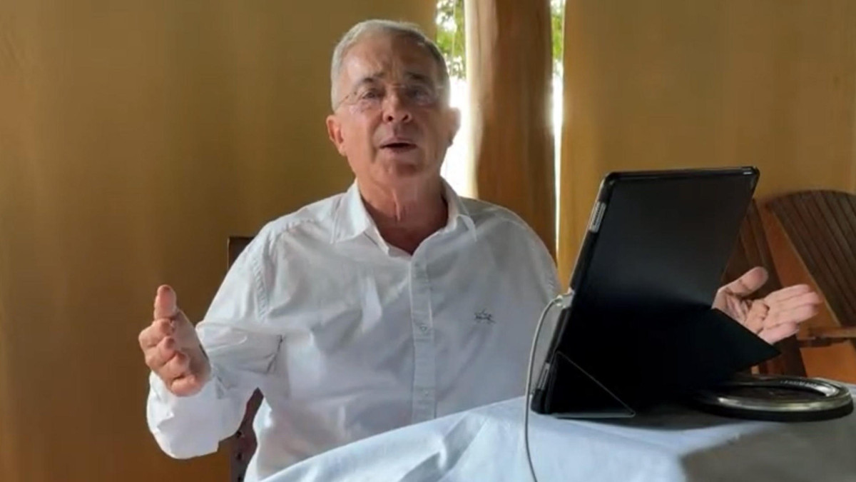 Álvaro Uribe Vélez.