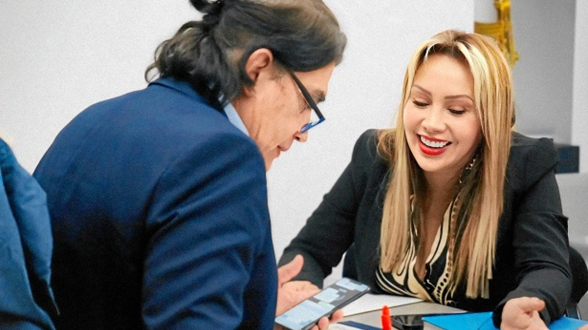 El director del Departamento de Prosperidad Social (DPS), Gustavo Bolívar, muy cercano a Gustavo Petro, pidió que Ortiz debía apartarse del Gobierno. Más tarde el presidente anunció la salida de la funcionaria.