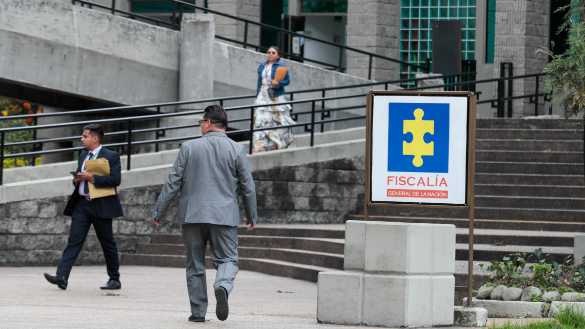 Fotografía de un espacio en el interior del edificio de la Fiscalía de Colombia donde se presentó a declarar este martes el exdirector de la Unidad Nacional para la Gestión del Riesgo de Desastres (UNGRD) Olmedo López (fuera de cuadro) en Bogotá.
