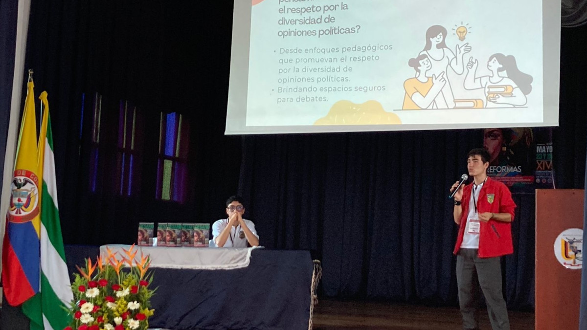Los estudiantes hablan ante su compañeros y colegas de otros colegios en el Foro Juvenil de Política en el colegio San Rafael, de Manizales.