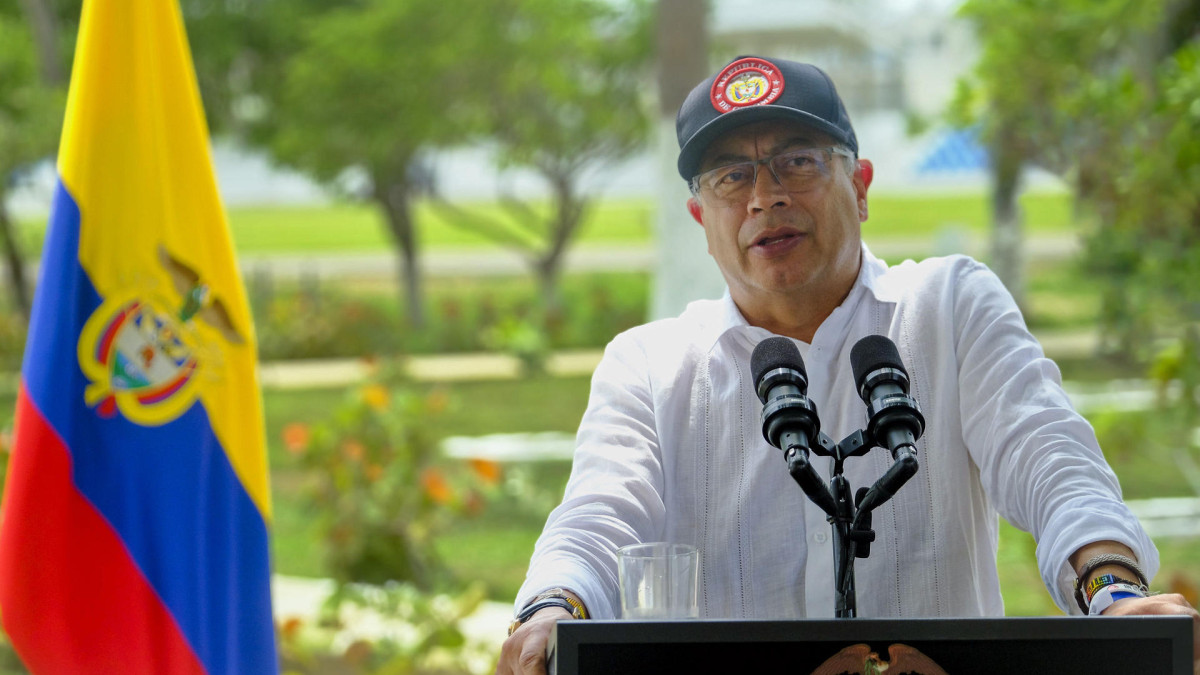 Fotografía cedida por la oficina de prensa de la Presidencia de la República del mandatario, Gustavo Petro, durante una alocución este martes, en Barranquilla.