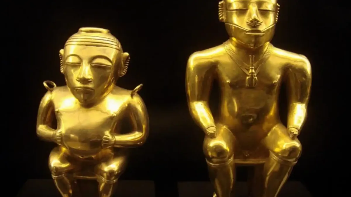 Dos piezas del Tesoro Quimbaya en el Museo de América.