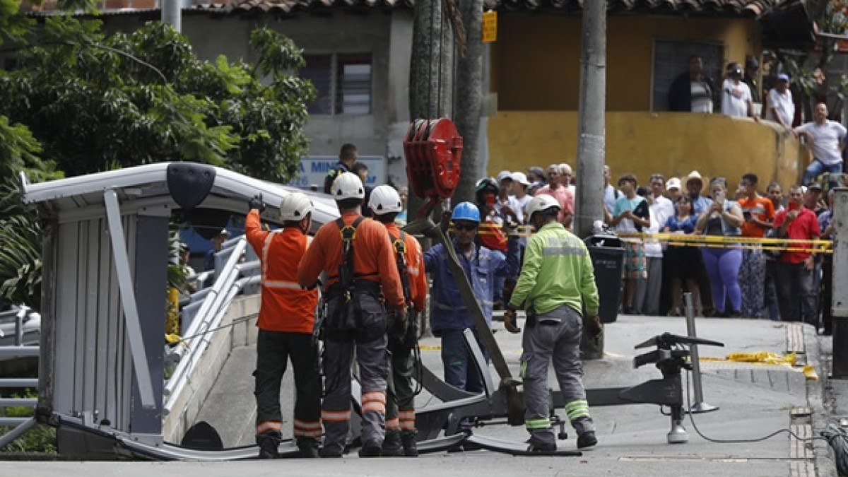 Fotos | EFE | LA PATRIA  Trabajadores remueven una cabina del sistema de transporte Metrocable que cayó ayer en Medellín (Colombia).