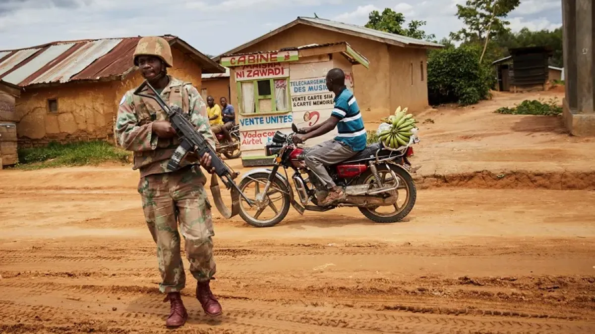 Fuerzas de paz sudafricanas de la Brigada de Intervención de Fuerzas de las Naciones Unidas (FIB) patrullan por la ciudad de Oicha, provincia de Kivu Norte, República Democrática del Congo.
