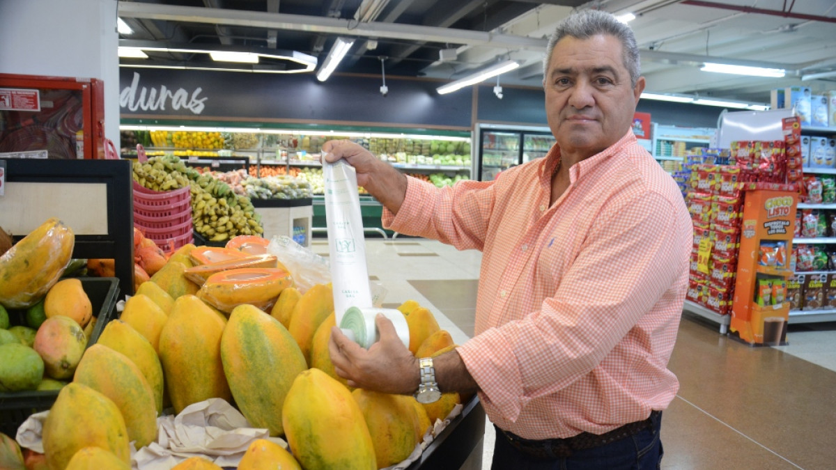 Julián Serna López, dueño del supermercado El Ahorro, afirma que están utilizando bolsas biodegradables que son hechas a base de caña. Ese es uno de los negocios que ya se preparan para la prohibición de los plásticos de un solo uso, que entrará en vigencia el 7 de julio.