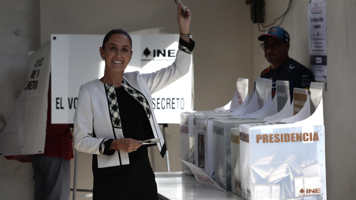 La candidata oficialista a la presidencia de México, Claudia Sheinbaum, votó el domingo en un colegio electoral en la Ciudad de México.