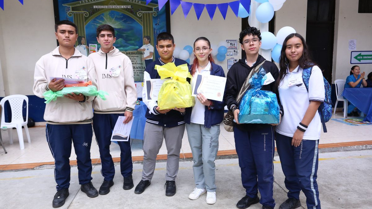 Los seis ganadores posaron con sus reconocimientos.