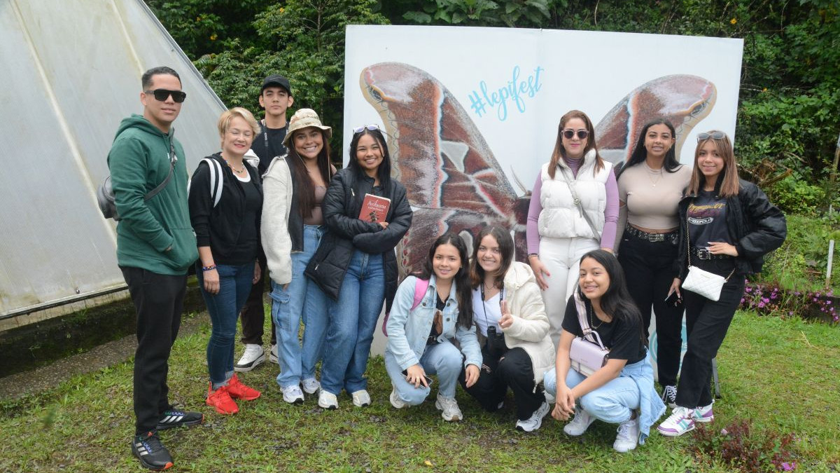 Estudiantes de la Universidad de la Costa durante su visita al mariposario del ecoparque Los Yarumos.