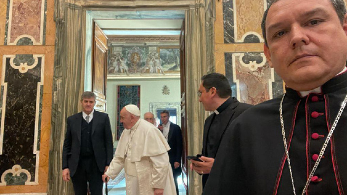 Monseñor Israel Bravo Cortés, obispo de Tibú, durante un encuentro de la Conferencia Episcopal de Colombia con el papa Francisco en el Vaticano en el 2023.
