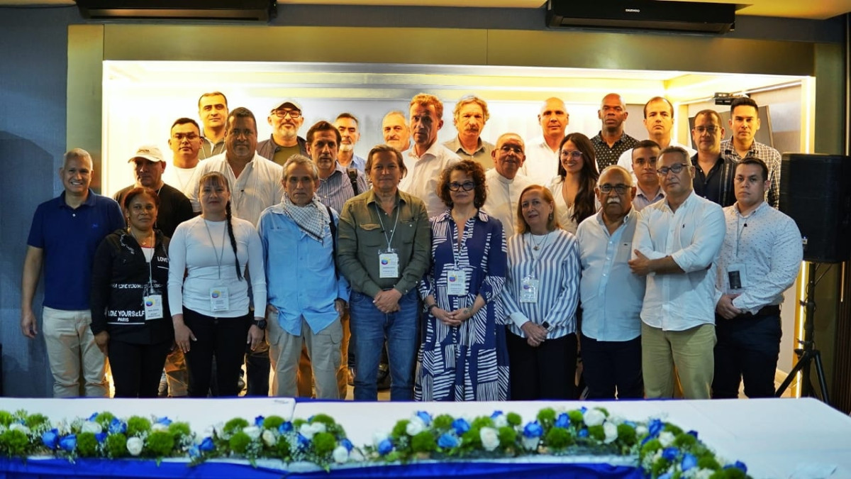 Delegaciones del Gobierno de Colombia y Segunda Marquetalia en los diálogos de paz.