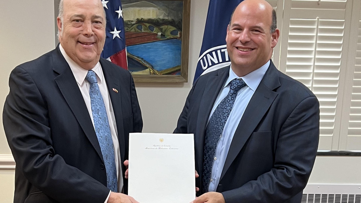 El nuevo embajador de Colombia en EE. UU, Daniel García-Peña Jaramillo (izq.), recibió sus credenciales ante el Departamento de Estado de los Estados Unidos por el jefe de Protocolo en Funciones, Ethan Rosenzweig.