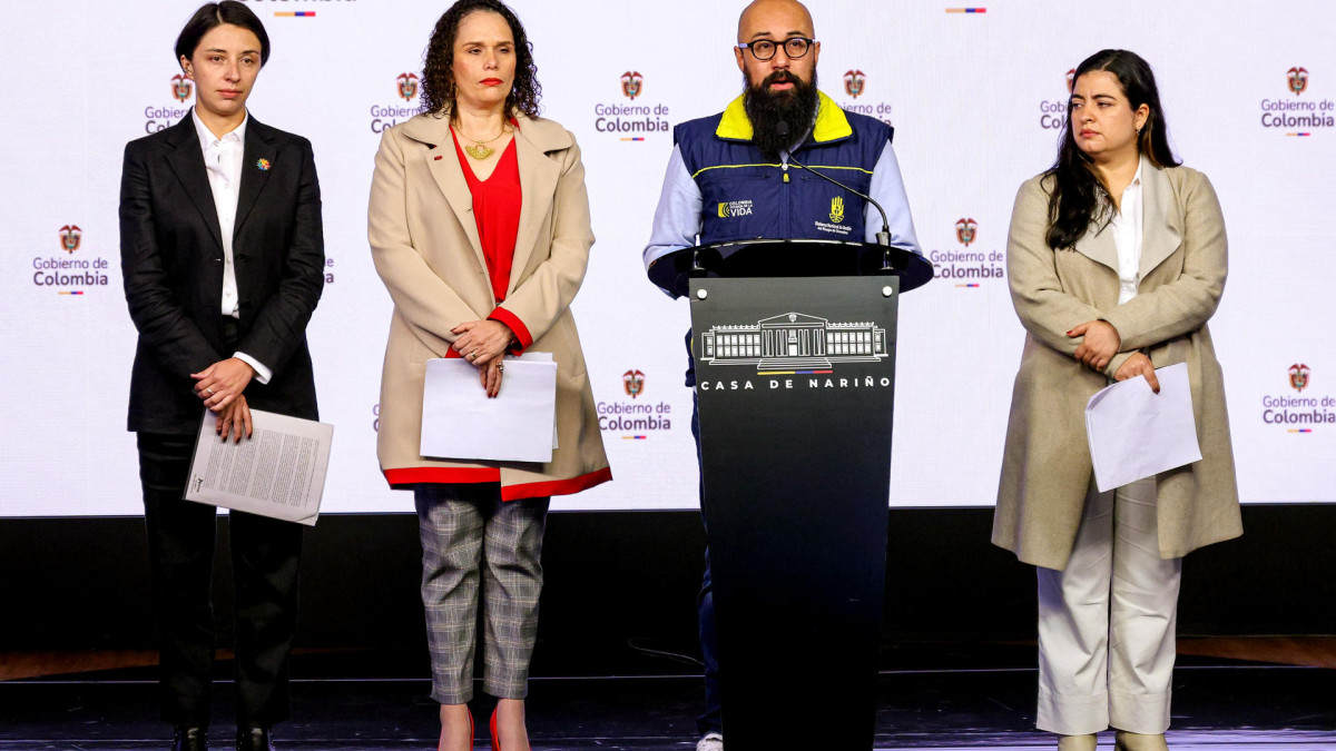 De izq. a der., la ministra de Agricultura, Martha Carvajalino; la ministra de Transporte, María Constanza García; el director de la Unidad Nacional para la Gestión del Riesgo de Desastres, Carlos Carrillo, y la directora general del Ideam, Ghisliane Echeverry, durante una declaración en Casa de Nariño.