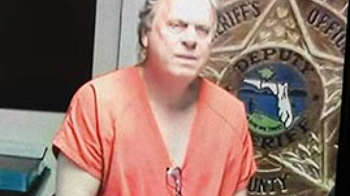 Ramón Jesurún, esposado y de traje naranja, compareciendo ante la justicia de EE.UU.