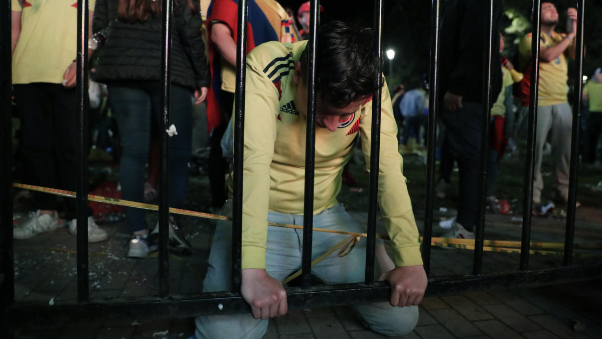 Un hincha se lamenta tras la derrota de la selección Colombia durante la final de la Copa América entre Colombia y Argentina este domingo, en el parque de la 93, en Bogotá