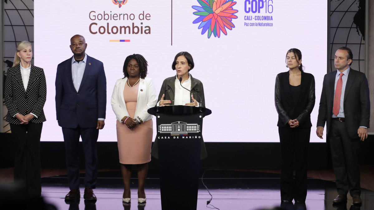 La ministra de Ambiente y Desarrollo Sostenible, Susana Muhamad (c), habla durante una rueda de prensa, este martes, en Bogotá, en donde se refirió a la COP16.