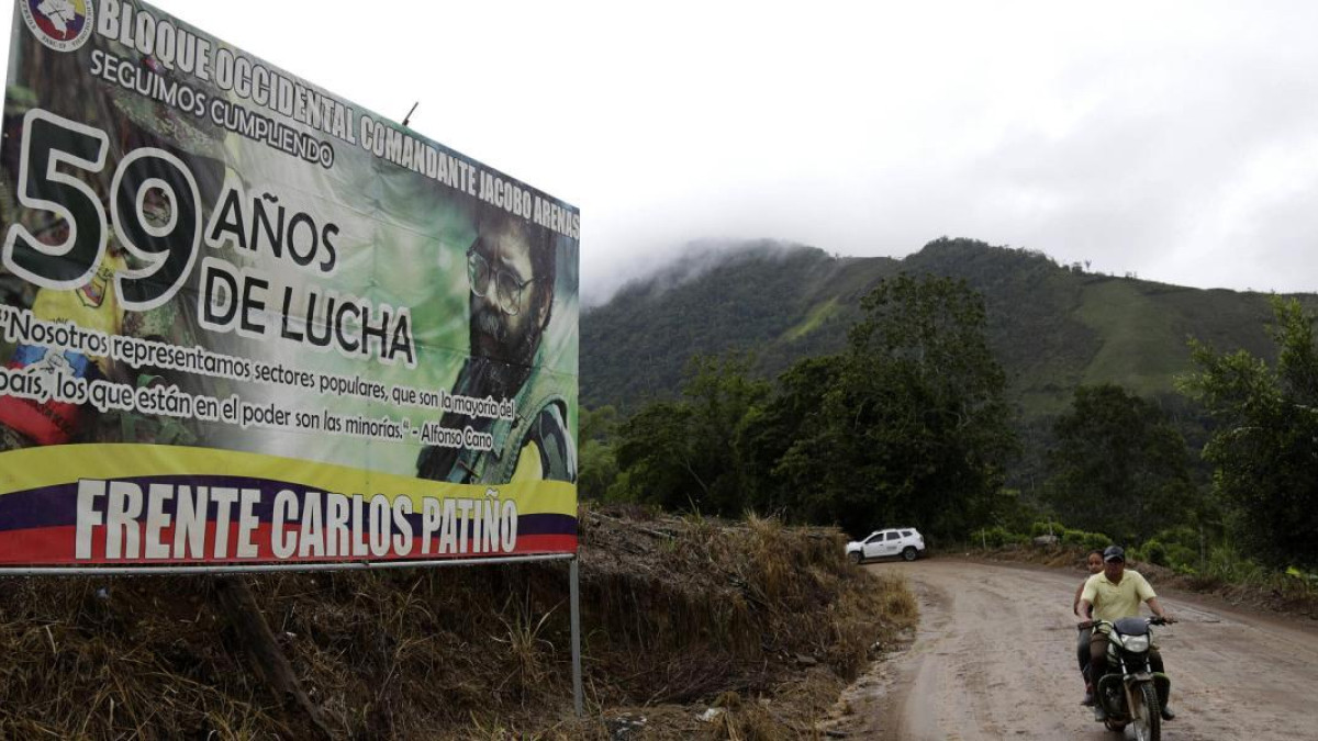 El frente Carlos Patiño del Estado Mayor Central lanzó explosivos desde un dron a una cancha de fútbol en El Plateado (Cauca).
