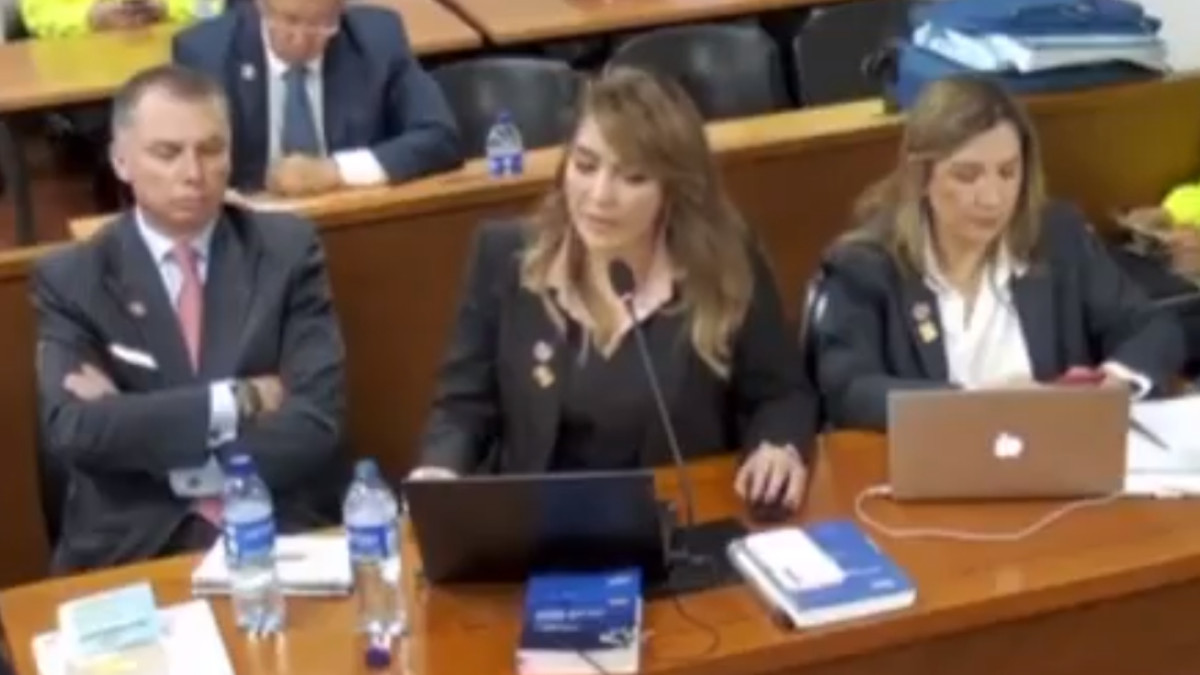 Andrea Muñoz (c), fiscal delegada ante la Corte Suprema de Justicia, durante la imputación de cargos por el caso de corrupción en la UNGRD.