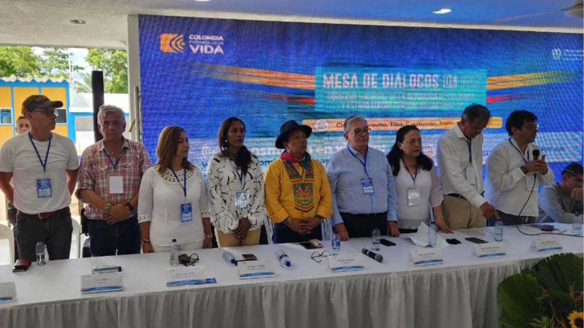 Mesa de diálogos entre el Gobierno nacional y el Estado Mayor Central.