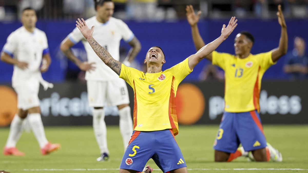 Kevin Castaño (c) y Yerry Mina (d) celebraron de rodillas la clasificación de Colombia a la final de la Copa América.