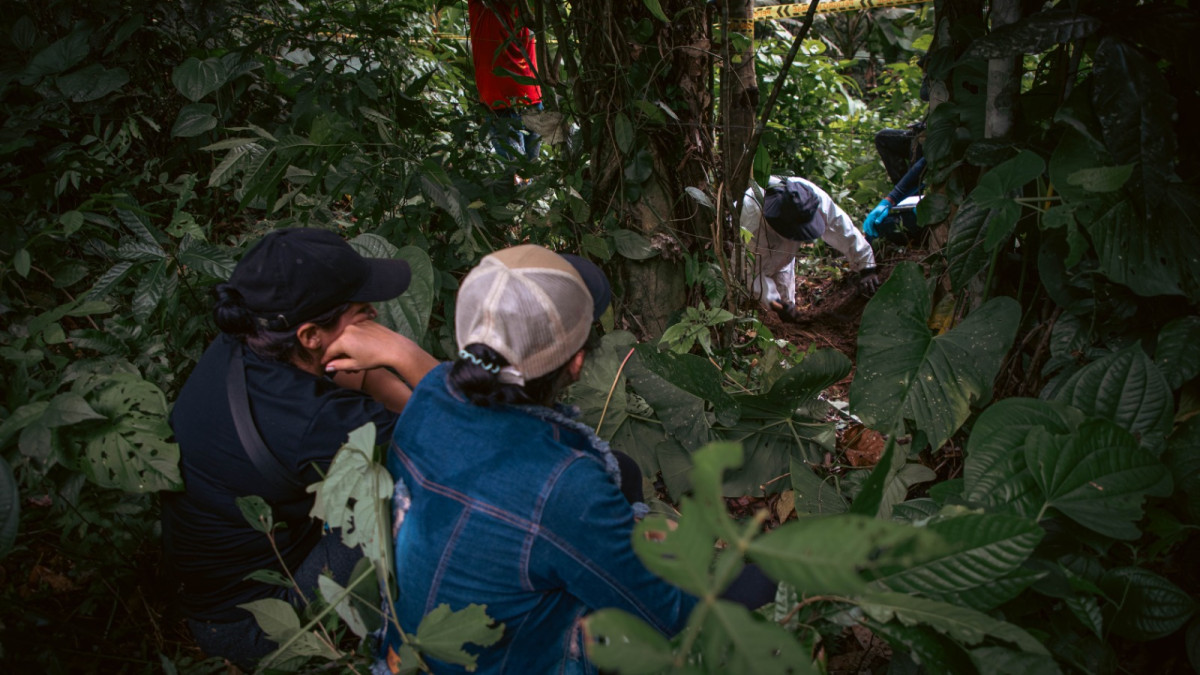 La familia de la víctima acompañó el proceso de exhumación del cadáver.