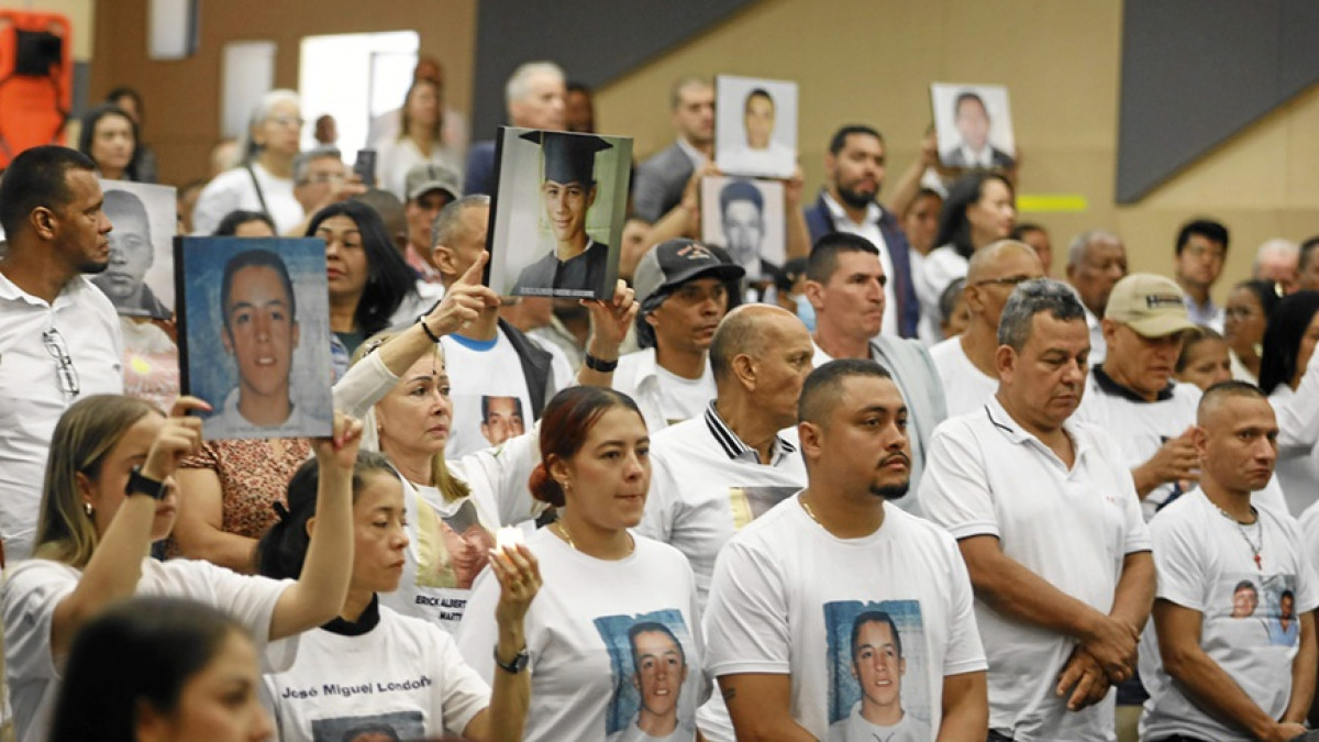 Familiares de víctimas de falsos positivos durante el acto de excusas públicas por parte del Estado.