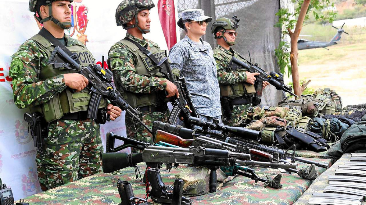 Integrantes del Ejército mientras custodian el armamento incautado durante el operativo contra la guerrilla del Eln.