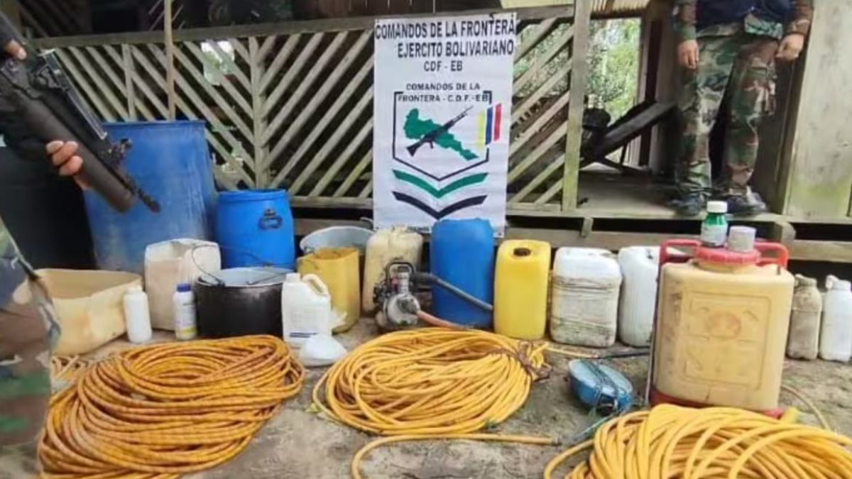 Había 7.580 toneladas de sulfato de cocaína, 32.385 toneladas de insumos químicos y se confiscaron tres armas de fuego.