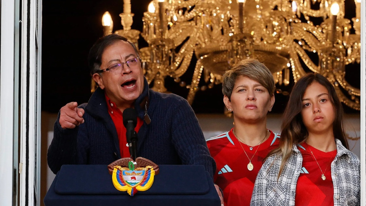 El presidente de Colombia, Gustavo Petro, habla acompañado por la primera dama, Verónica Alcocer, y su hija Antonella (d), en una fotografía de archivo. EFE/ Mauricio Dueñas Castañeda
