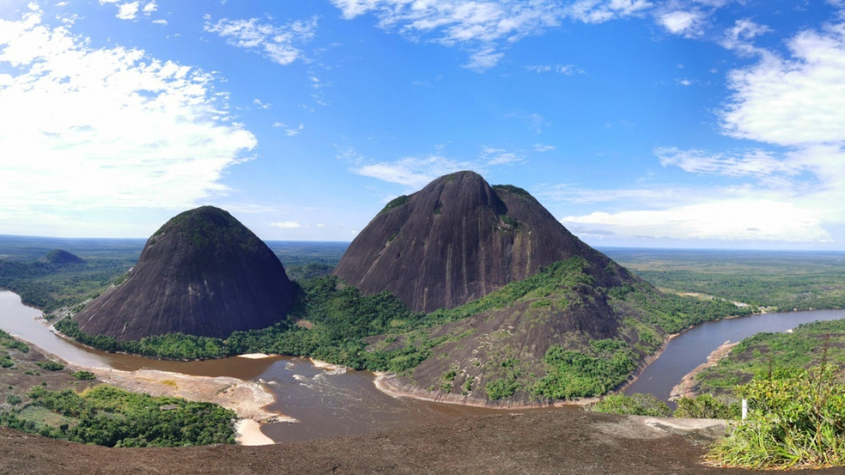 Sobre el Escudo Guayanés, o Macizo Guayanés, en territorio del departamento de Guainía, se levantan solitarios los cerros.